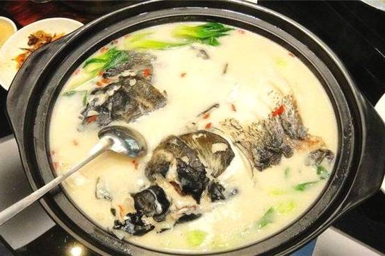 v967pa">鱼头豆腐火锅属一款家常火锅,主要原料:鲢鱼头,嫩豆腐,豆腐泡