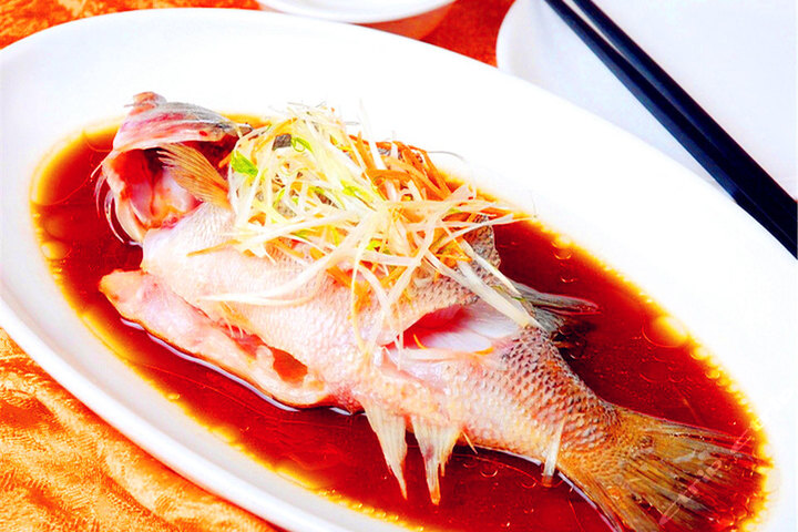  p data-id="gn73phj0ss">蒜泥清蒸鱼是一道以