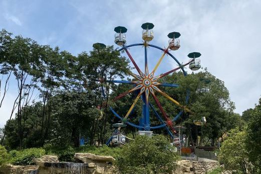  p>龙溪生态游乐园位于金华市义乌市佛堂镇. /p>