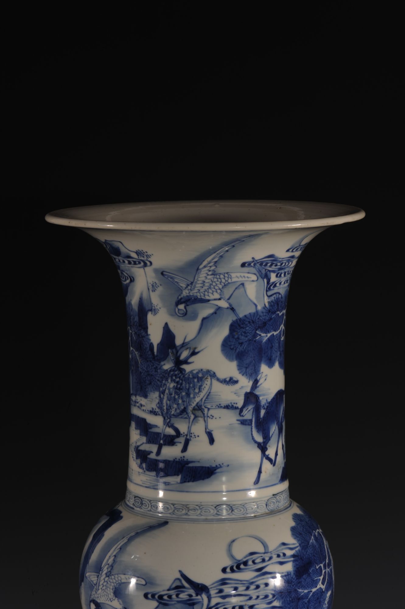  p>清代青花鹤鹿同春花觚是一件清代瓷器,收藏于海南省博物馆. /p>