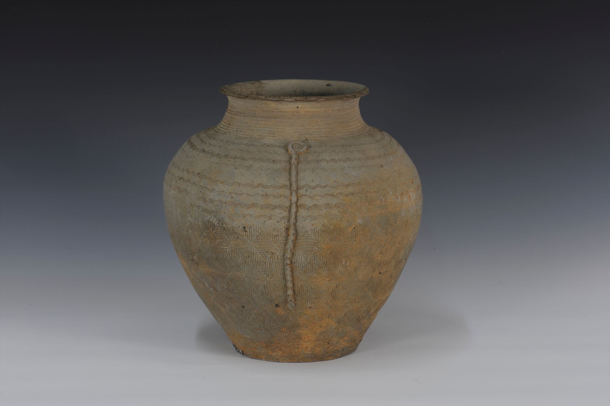 战国贴塑双耳几何纹灰陶罐