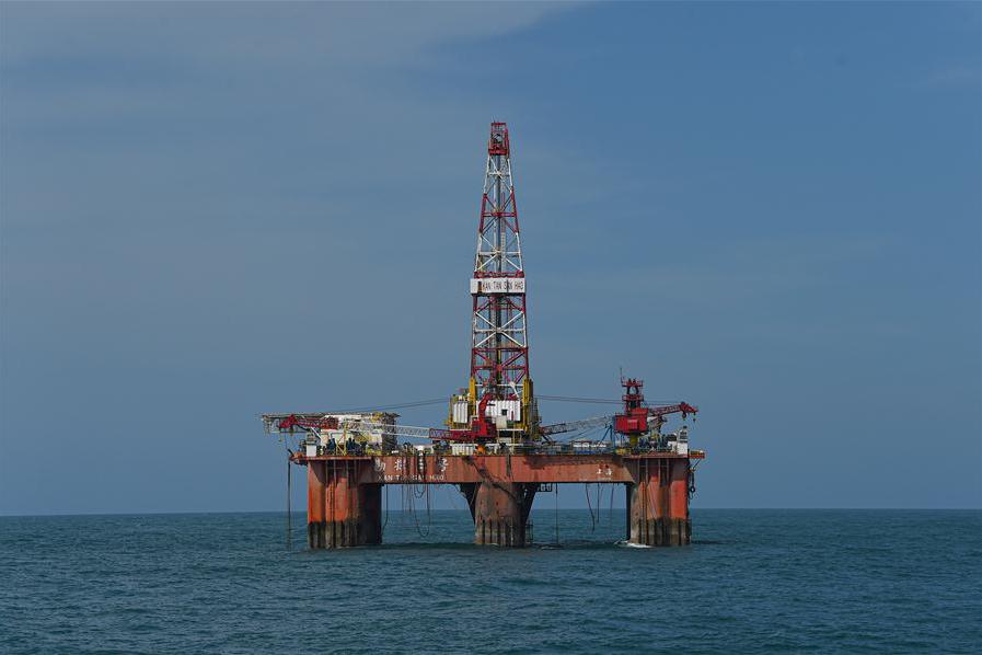  p>海上石油钻探是在大陆架海区,为普查勘探海底石油和天然气而进行的