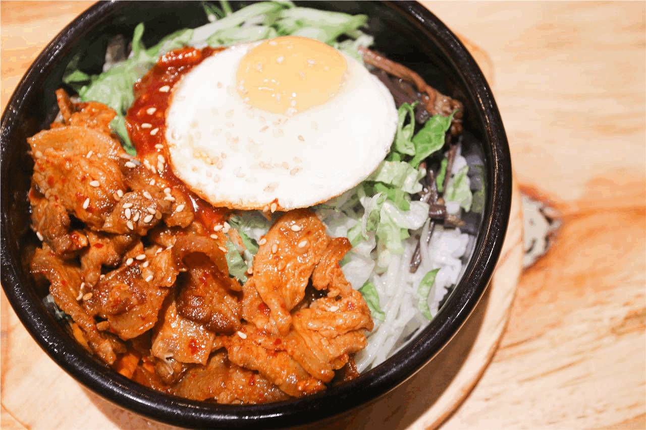  p>韩式五花肉拌饭,原料:白饭一碗,一把 a href="#" data-lemmaid="