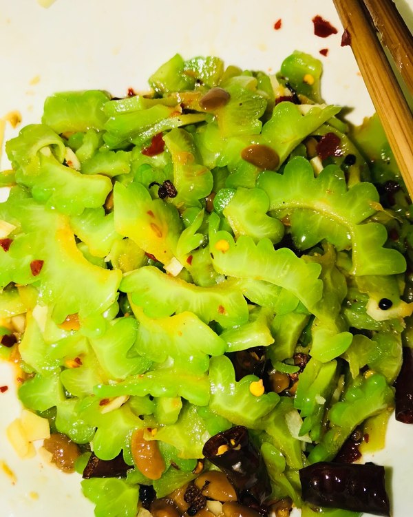  p>凉拌苦瓜是一道著名的凉菜,制作原料主要有苦瓜,核桃油,豆瓣酱等