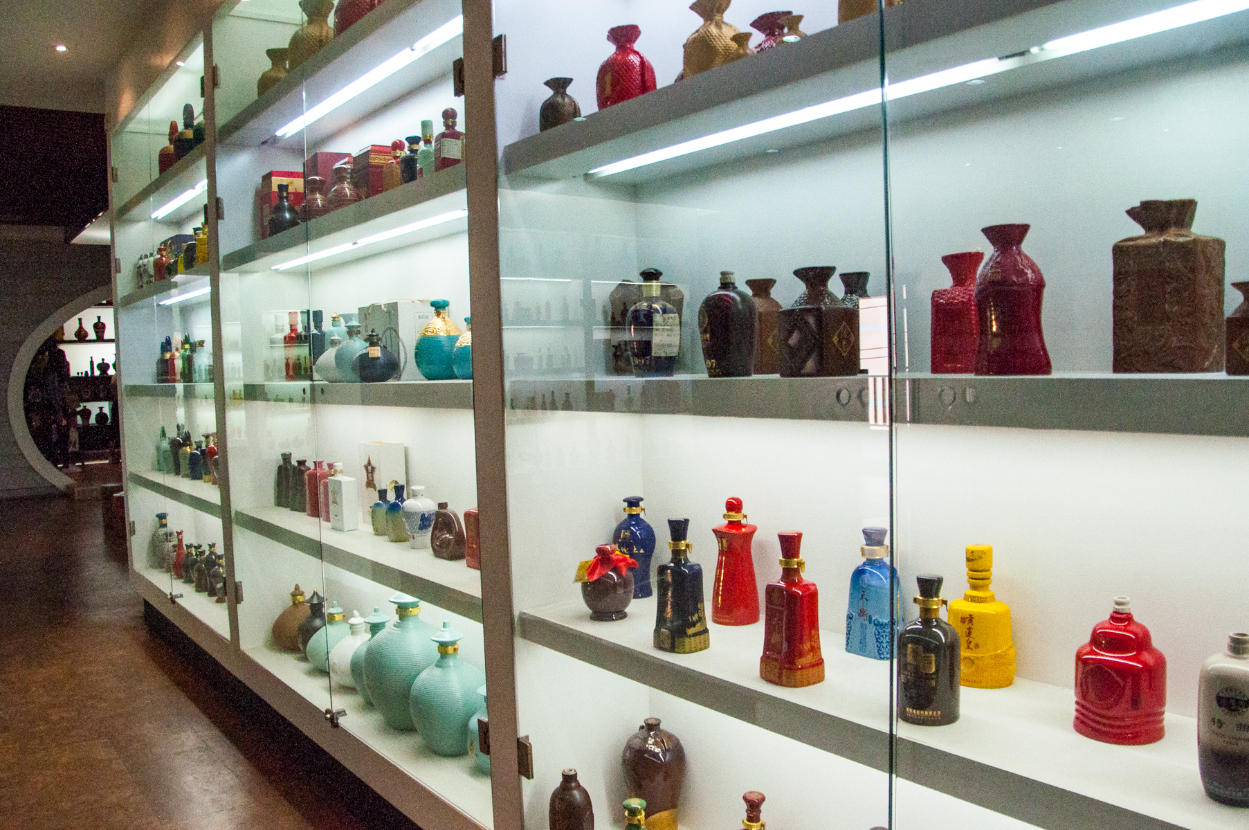 合璧风格的楼房,总建筑面积2350平方米,馆内收藏了1万余只艺术酒瓶