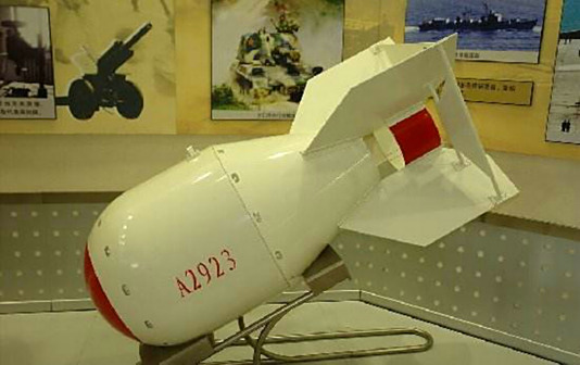 <p>中国首次原子弹试验模型