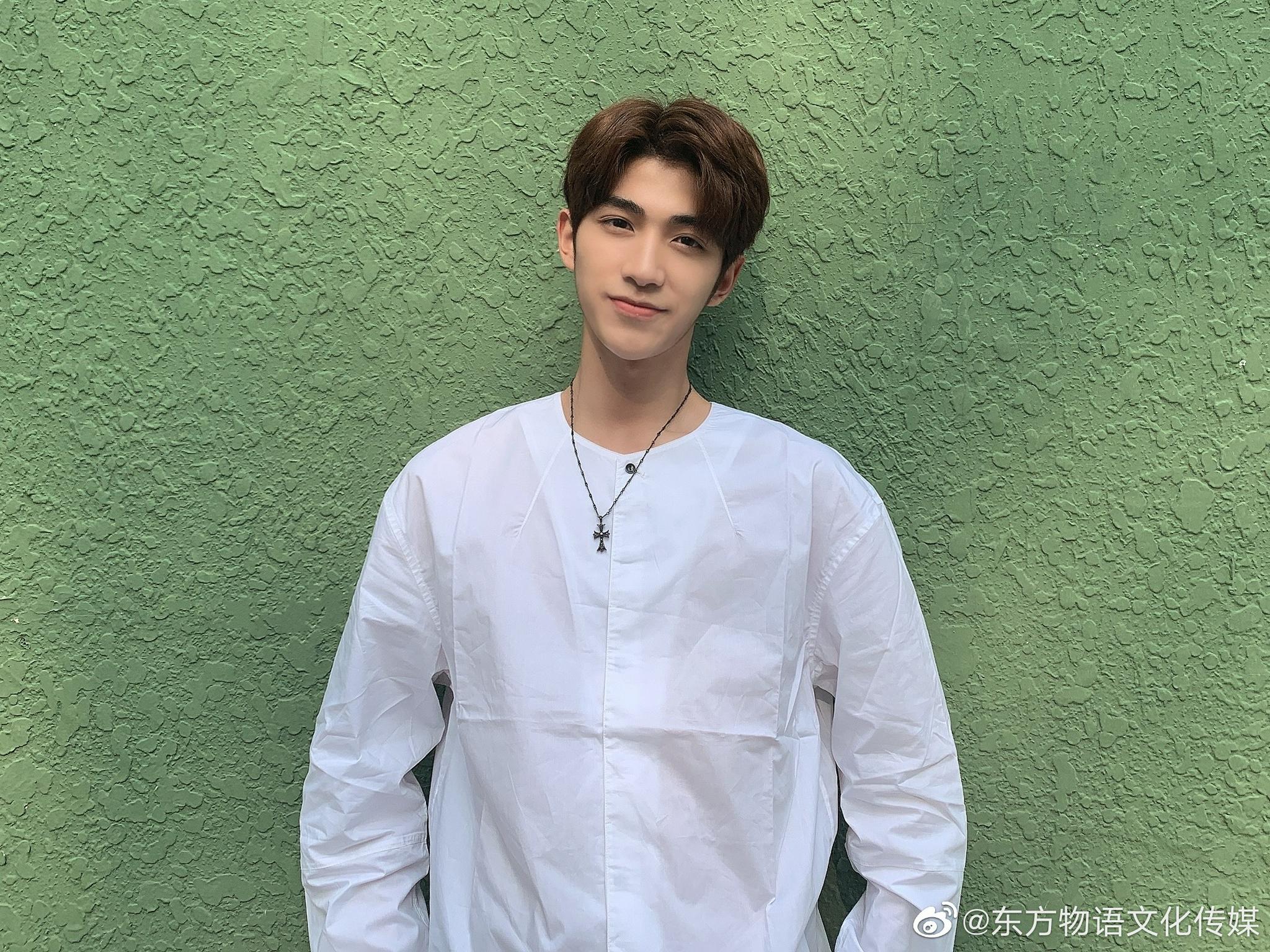 21岁爱豆4年赚了6万块，却被公司索赔500万？网友建议去考公_百科TA说