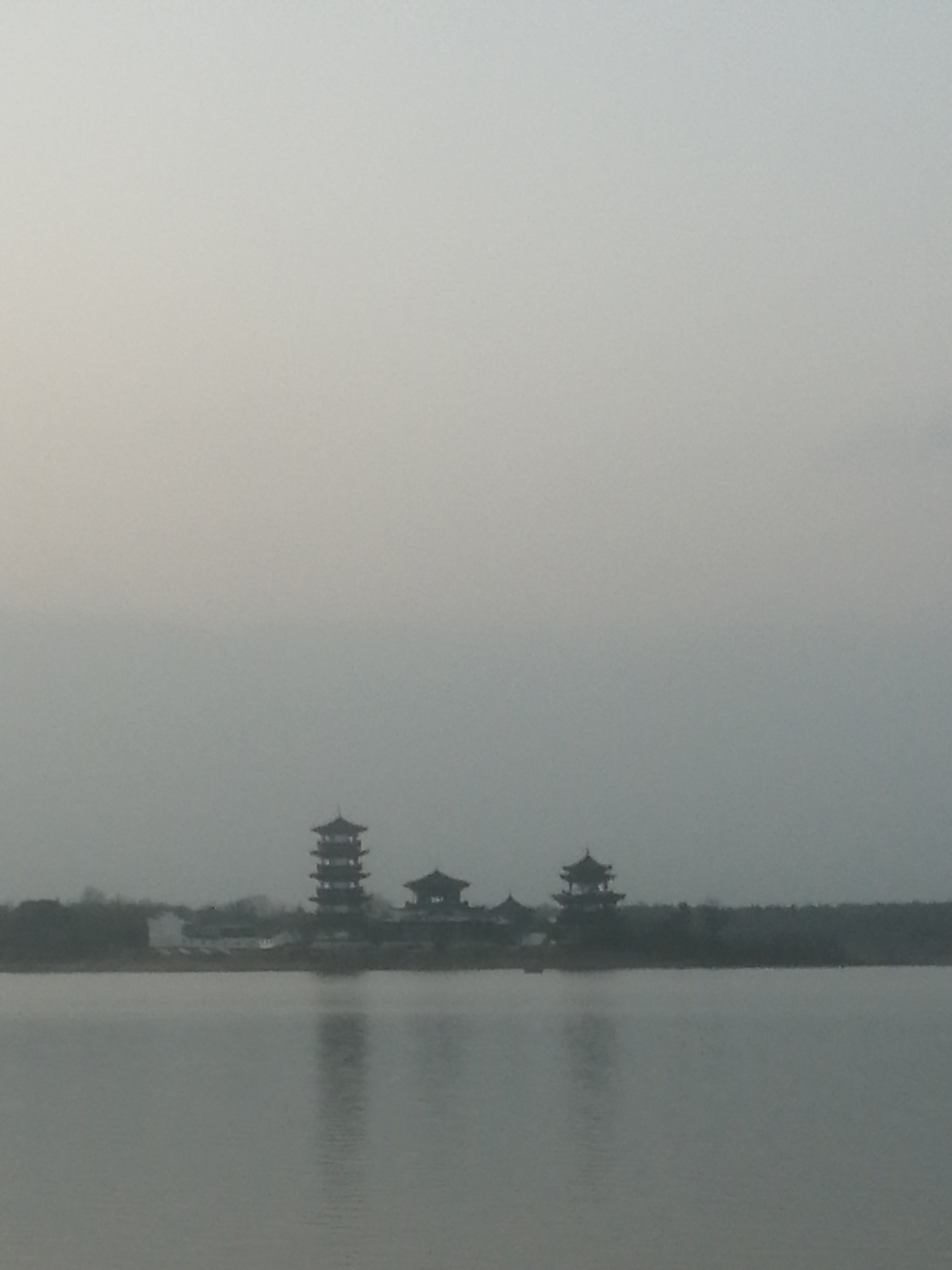  p>三鸦寺湖畔有一千年古寺"三鸦寺",位于安徽省怀宁县金拱镇境内.