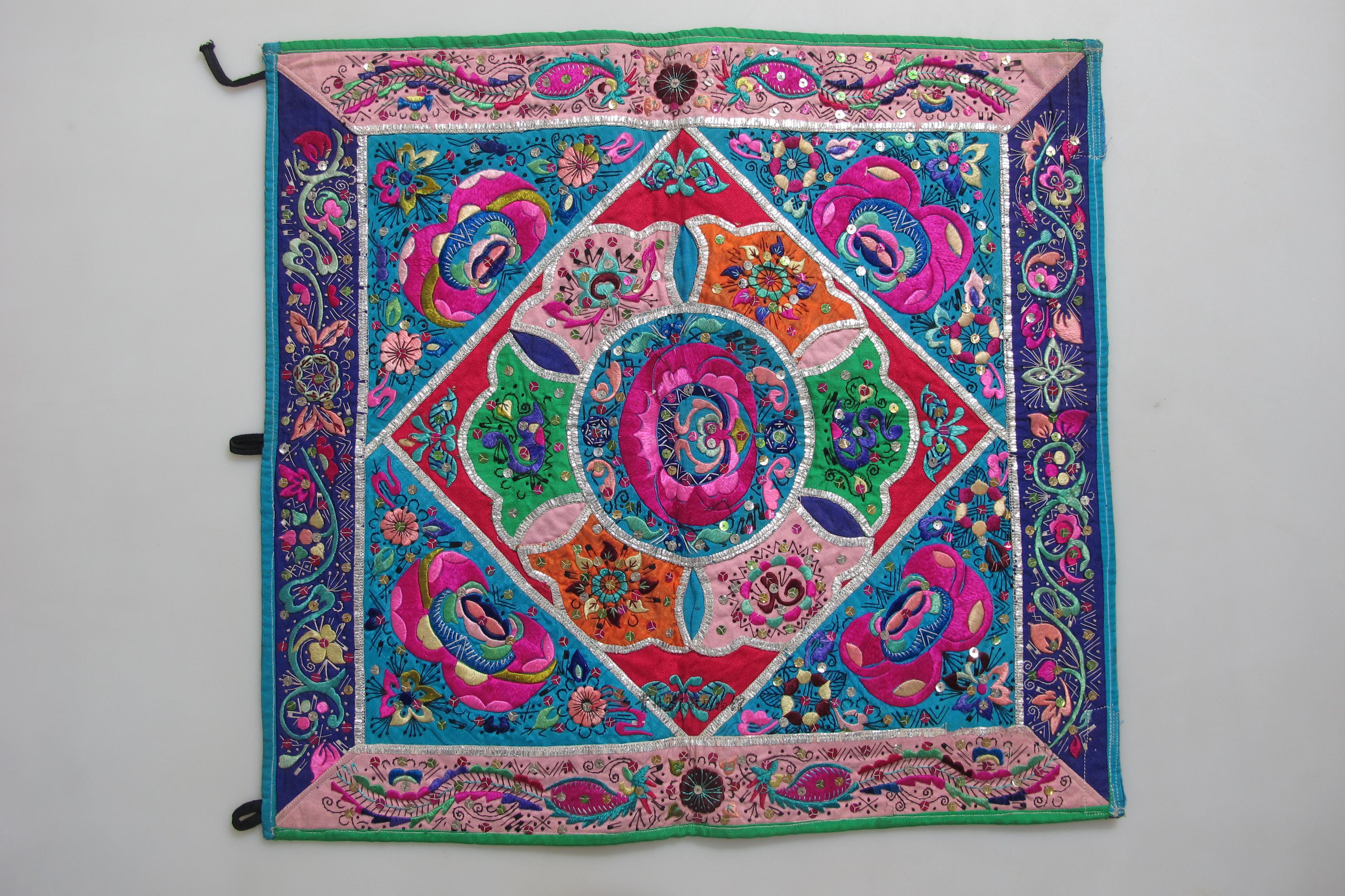 当代黎平侗族破线绣螃蟹纹背带盖