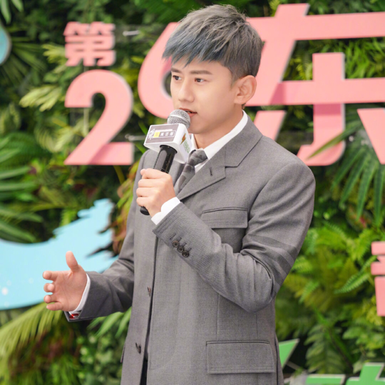 张杰晒15年前照片，形象太土了，还要谢娜用10年改变了他_百科TA说