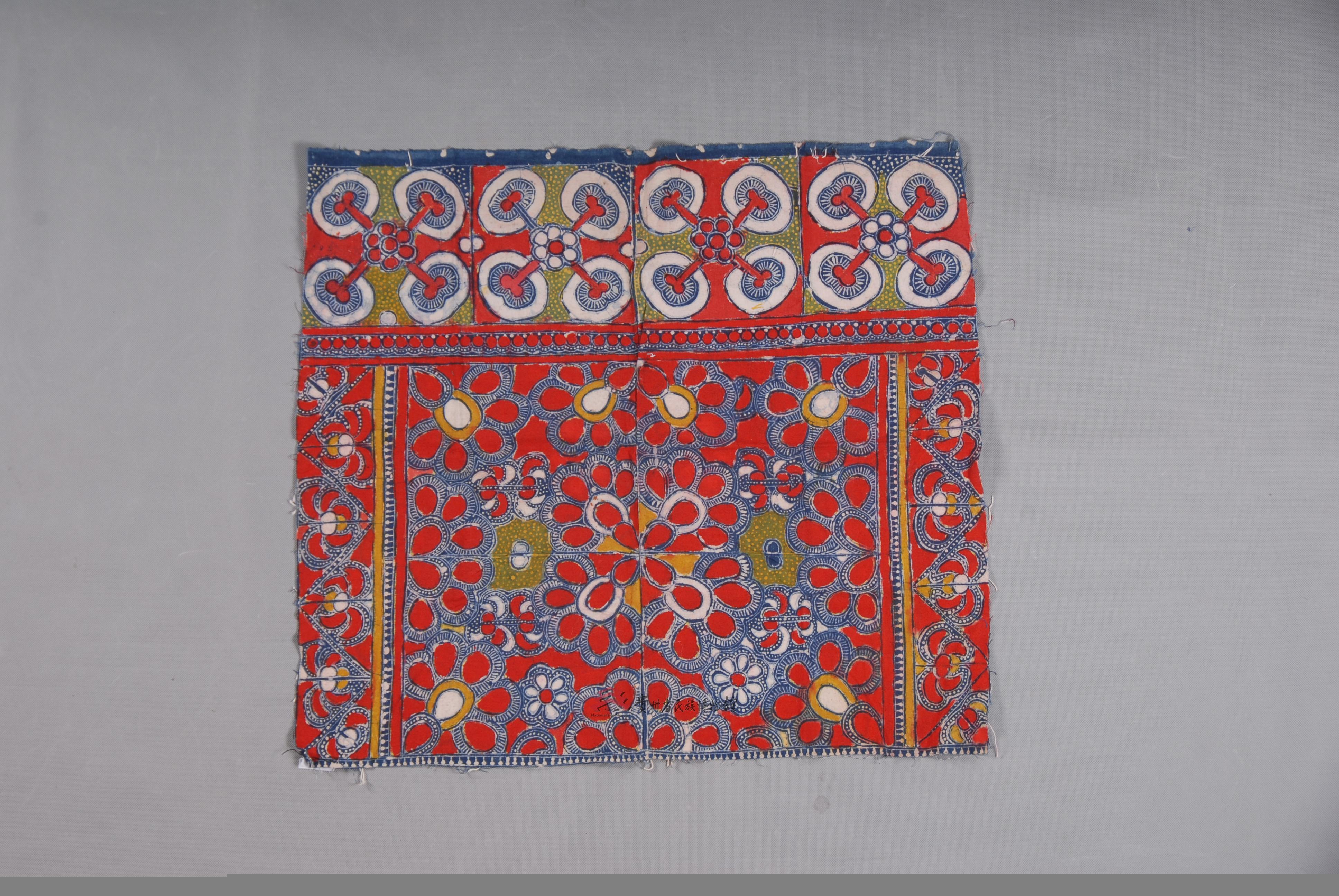 当代安顺花纹彩色蜡染围腰布