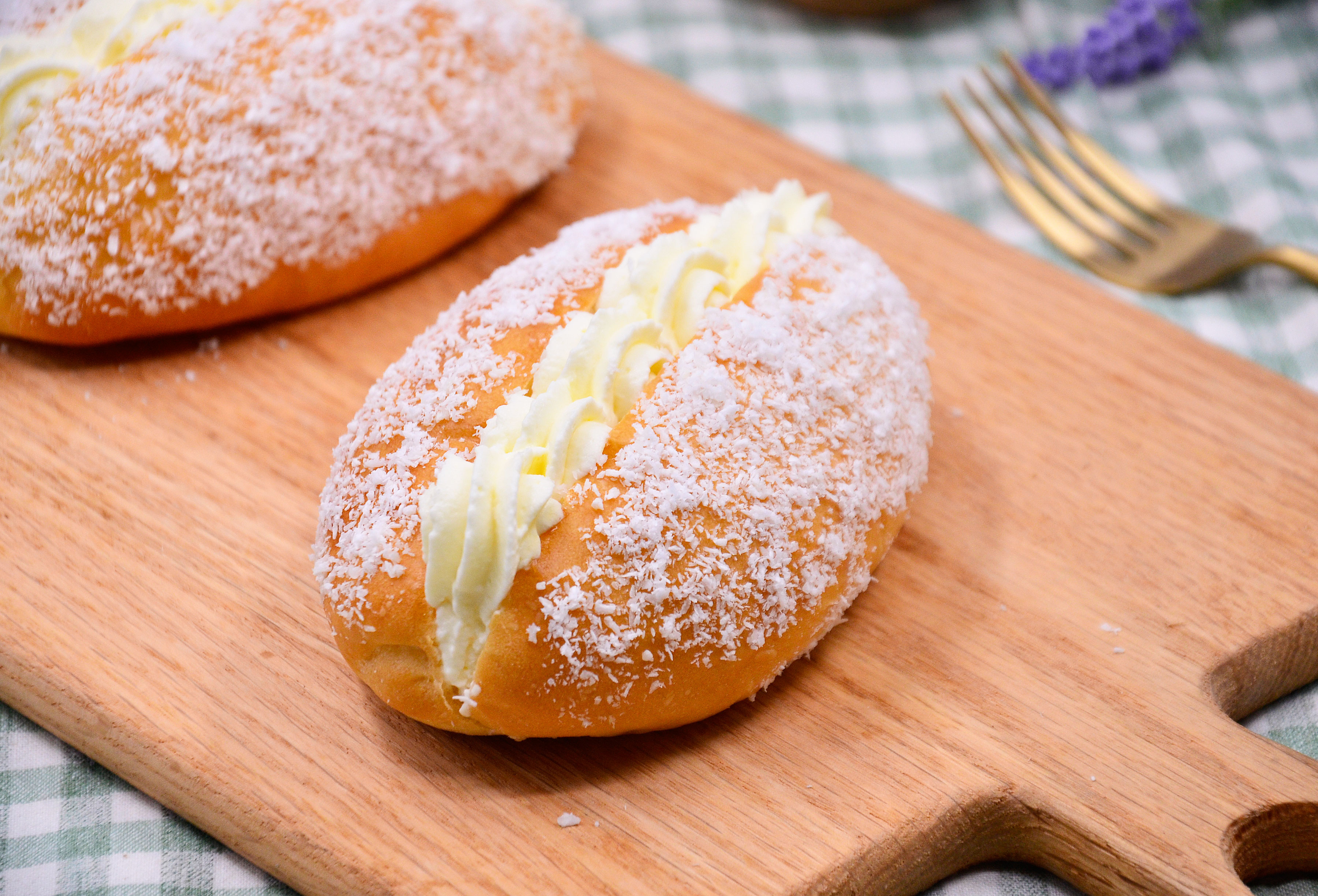  p>椰蓉老面包是一道面包类美食,以椰蓉,高筋面粉等为原料,以盐,细