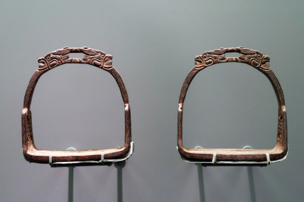 明代雕花嵌紫銅龍首馬鐙