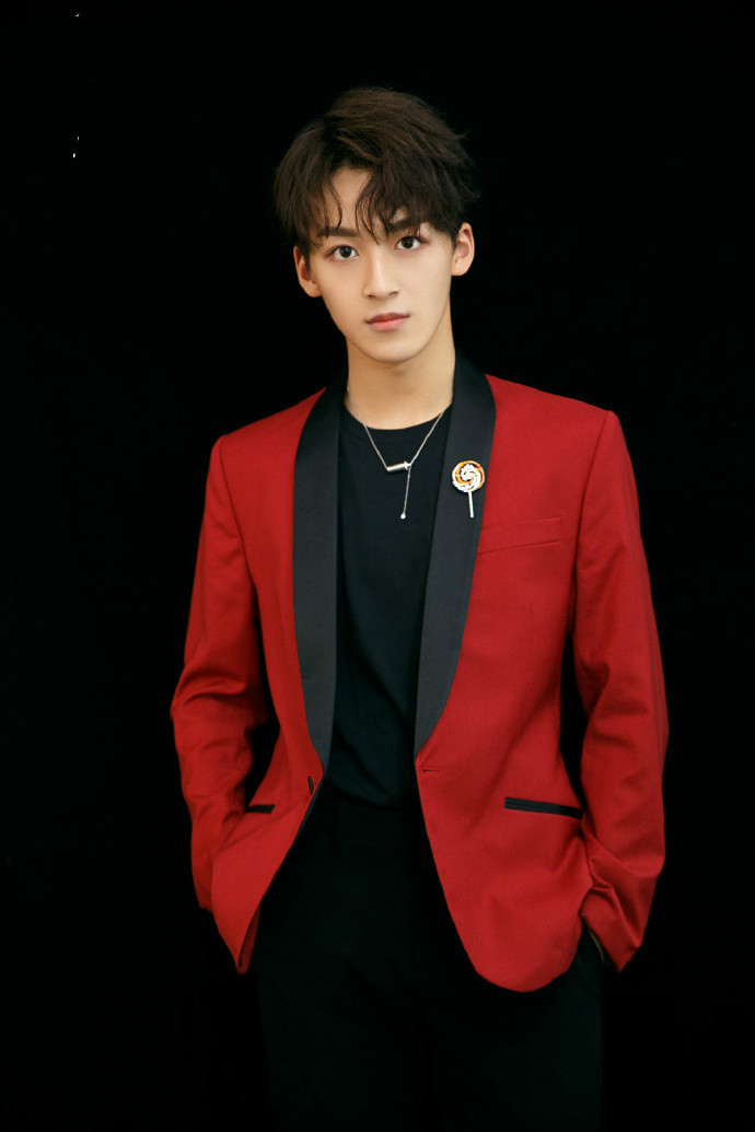  p>何洛洛,本名徐一宁,2001年5月4日出生于浙江省杭州市萧山区,中国