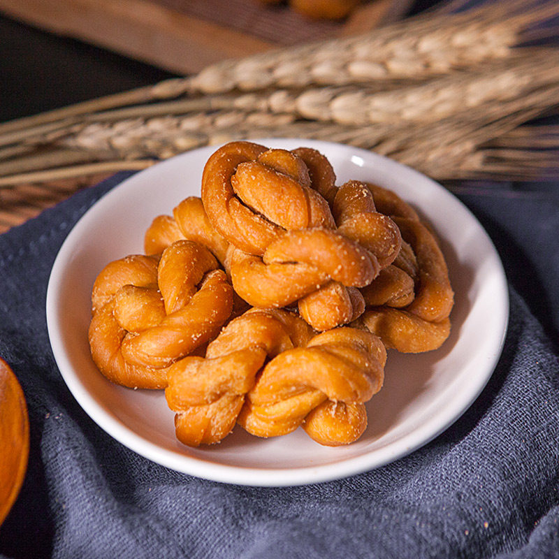  p>古镇麻花是重庆市沙坪坝区嘉陵江畔的磁器口古镇传统特色小吃,因其