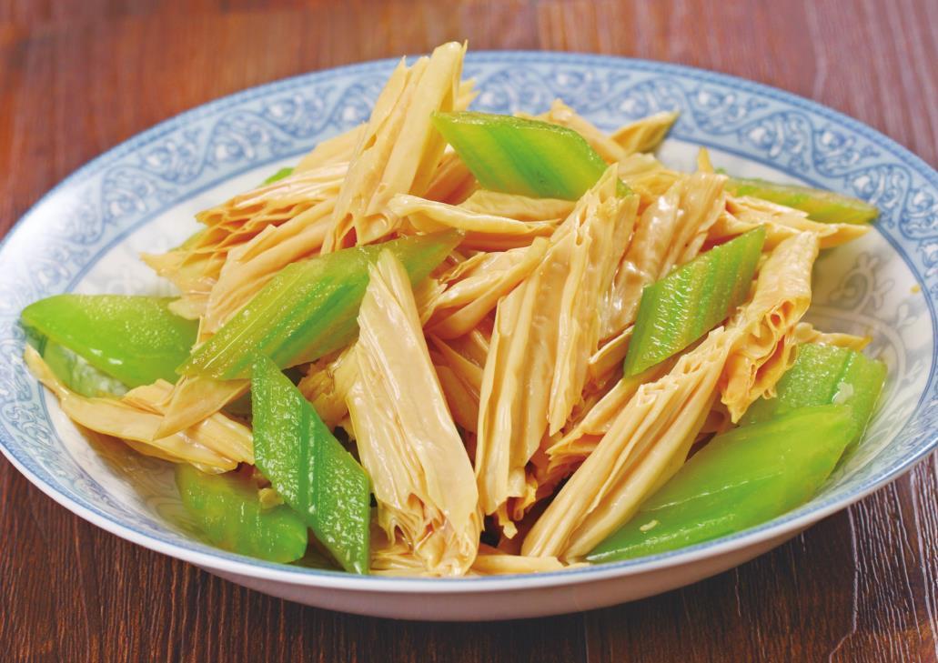  p data-id="gnfed0jgls">香芹腐竹是一道咸鲜味的家常菜品,主料是