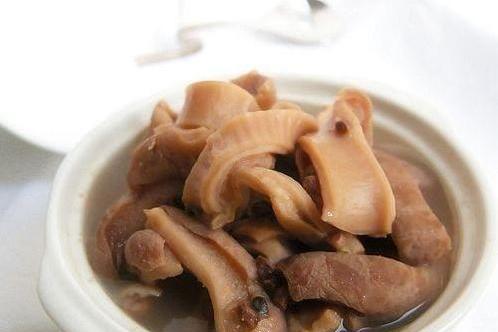 打去泡沫,捞起猪肚待冷切成条;将原汤500克烧开,下入肚条,砂仁末