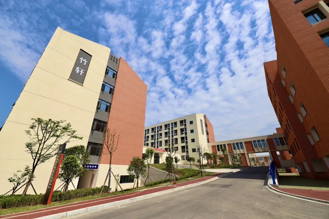 学校为全国"十五"重点课题实验学校,江西