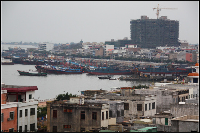 是陆丰市三大镇之一,地处陆丰市东南部,位于甲子渔港之滨,东隔瀛江与 