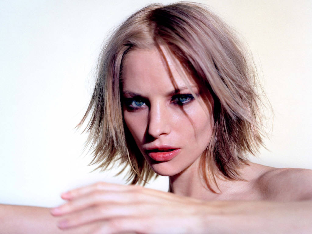 p>西耶娜·盖尔利(sienna guillory),1975年3月16日出生于英国北安普