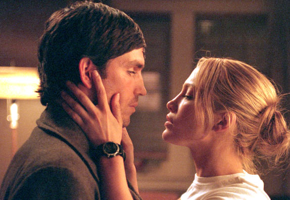 《天使之眼》是由路易斯·曼杜奇执导,珍妮弗·洛佩兹和吉姆