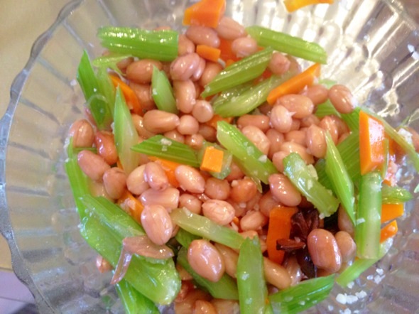  p>花生米拌芹菜市一款菜品,主要原料是芹菜和花生仁,清脆色美,味道