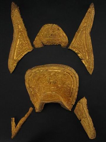 卧鹿缠枝牡丹纹金马鞍