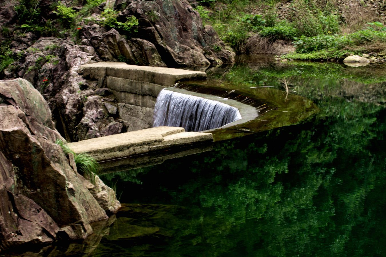  p data-id="gnau5ujfsr">花溪风景名胜区,位于磐安县安文镇境内,是一