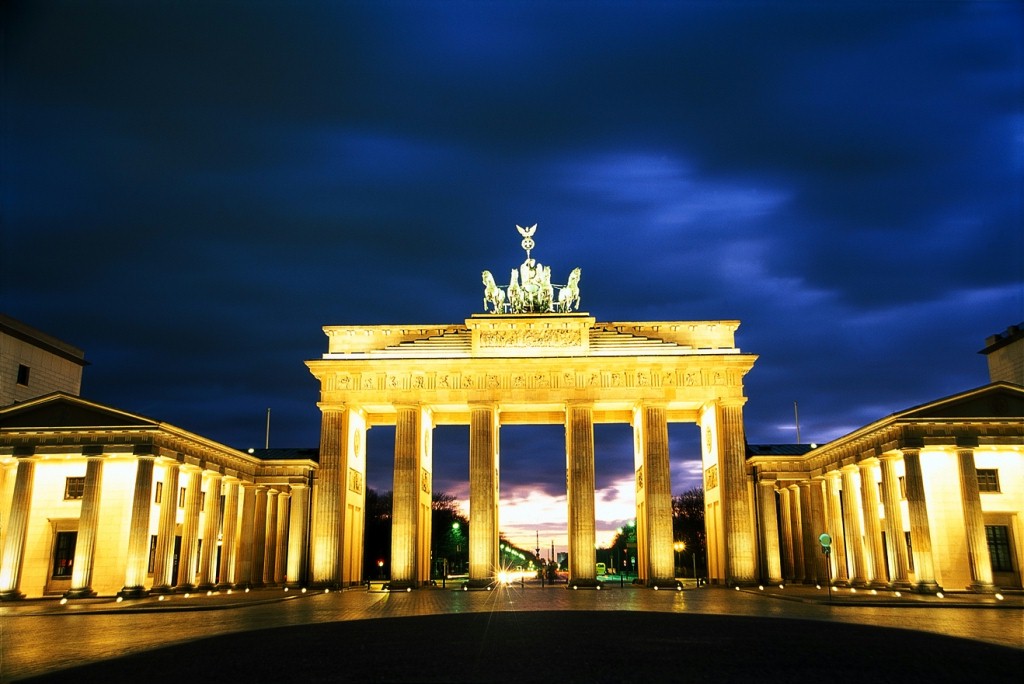  p>勃兰登堡门(德语:brandenburger tor;英语:brandenburg gate),位于