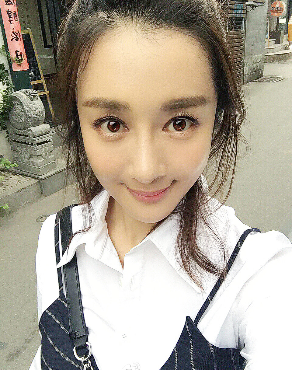  p>李依晓 i>(原名李烁), /i>1983年2月2日出生于辽宁省锦州市,毕业于