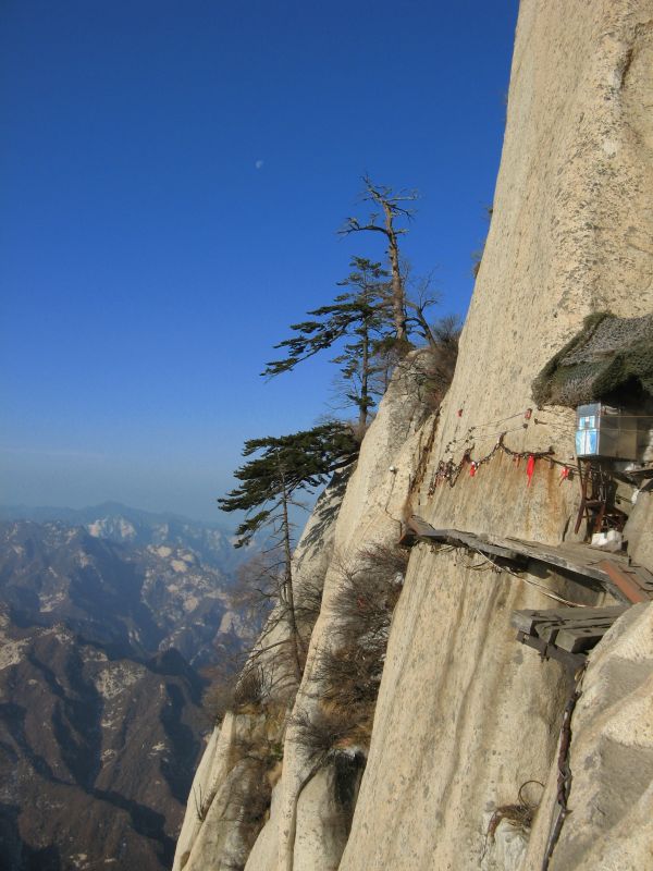 p>长空栈道位于华山南峰东侧山腰,是华山派第一代宗师元代高道 a