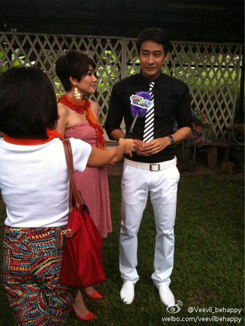 泰剧《悲恋花》讲述了一个拥有悲伤的眼睛,金子般的心灵的小女孩的