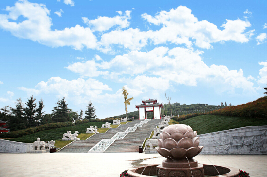 在建设中因地制宜,结合,江口汉崖墓,彭山皇坟等一系列古典建筑风格