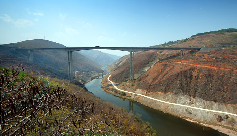  p data-id="gnwp6a8ujc">红河大桥是云南元江至磨黑高速公路上规模最