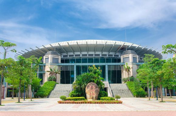 简称"岭南师院",位于广东省 a target="_blank" href="/item/湛江市