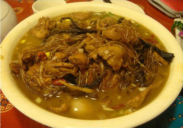  p>东北家常菜-鸡肉炖粉条,东北人的最爱,鸡块焯一下跟粉条一起炖.