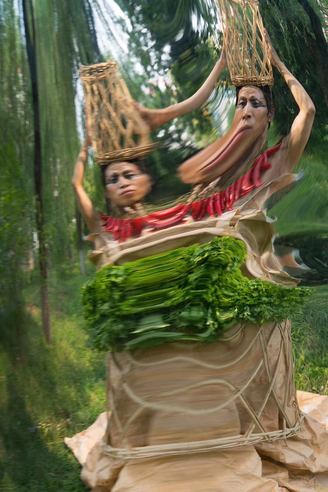 明星妆发设计师,中国首位登上国际版《vogue》的行为艺术家;中国户外