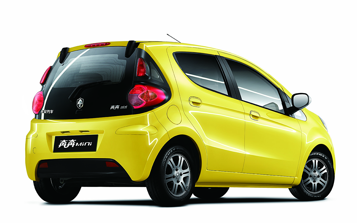  p>2006年11月奔奔在北京车展上正式上市,它是长安的首款自主品牌轿车