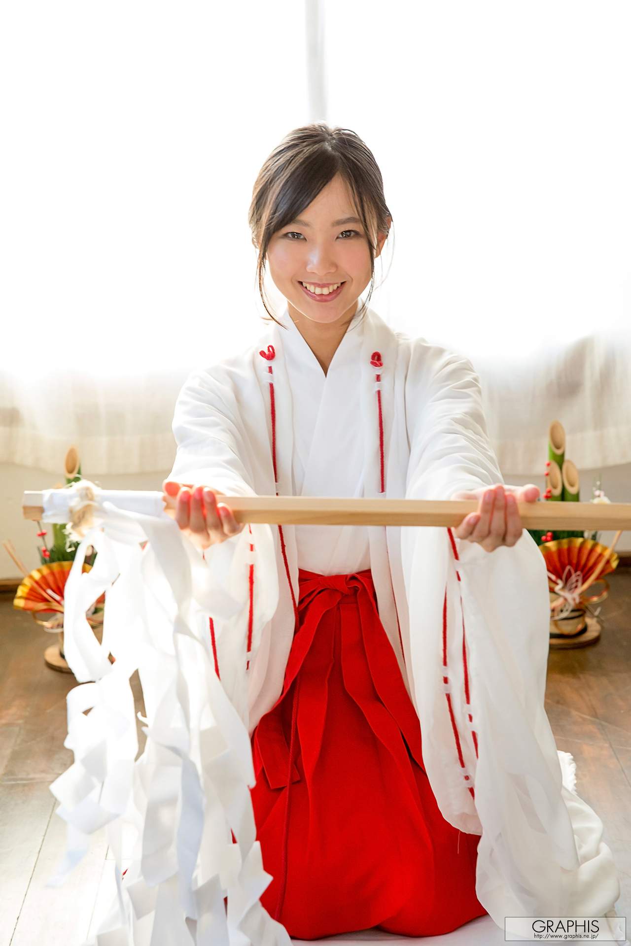  /a>巫女职业的专用服装,穿着主要由肌襦袢(はだじゅばん)[白色的和服