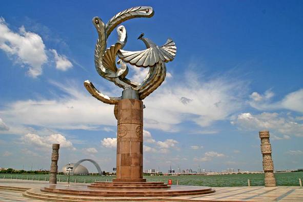  p>金凤广场位于聊城市东昌湖南岸,湖滨公园南面.