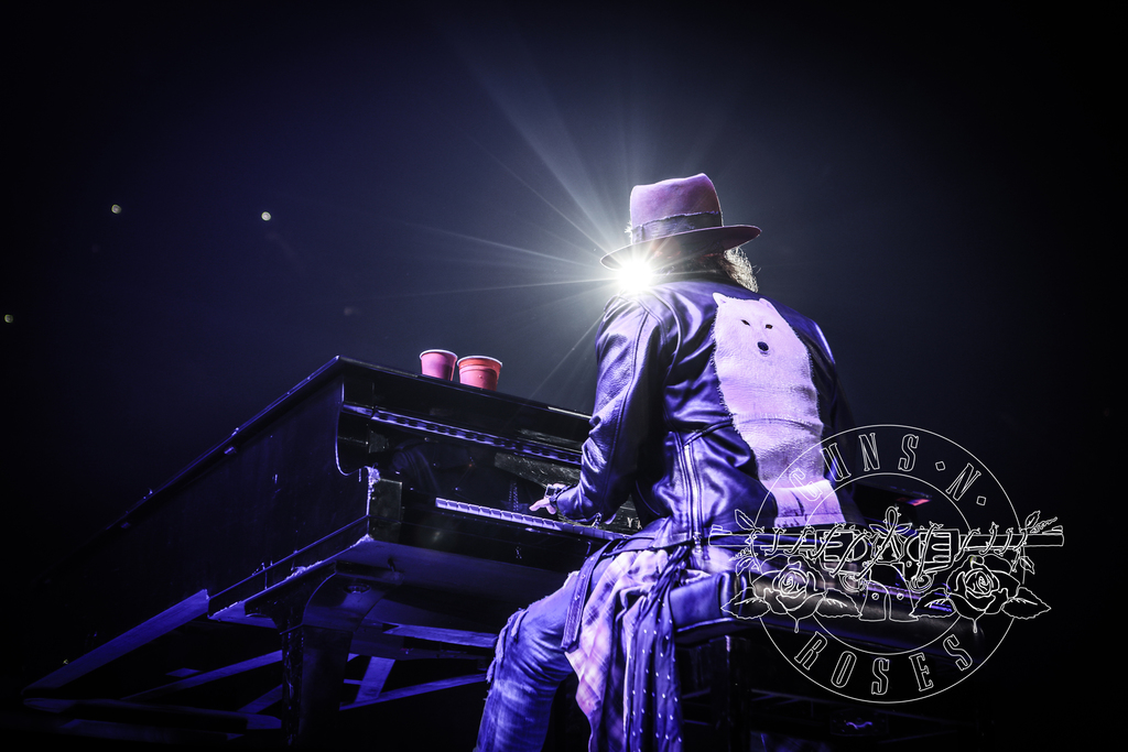  p>枪炮与玫瑰乐队 i>(guns n roses) /i>,美国硬摇滚乐队,1985年