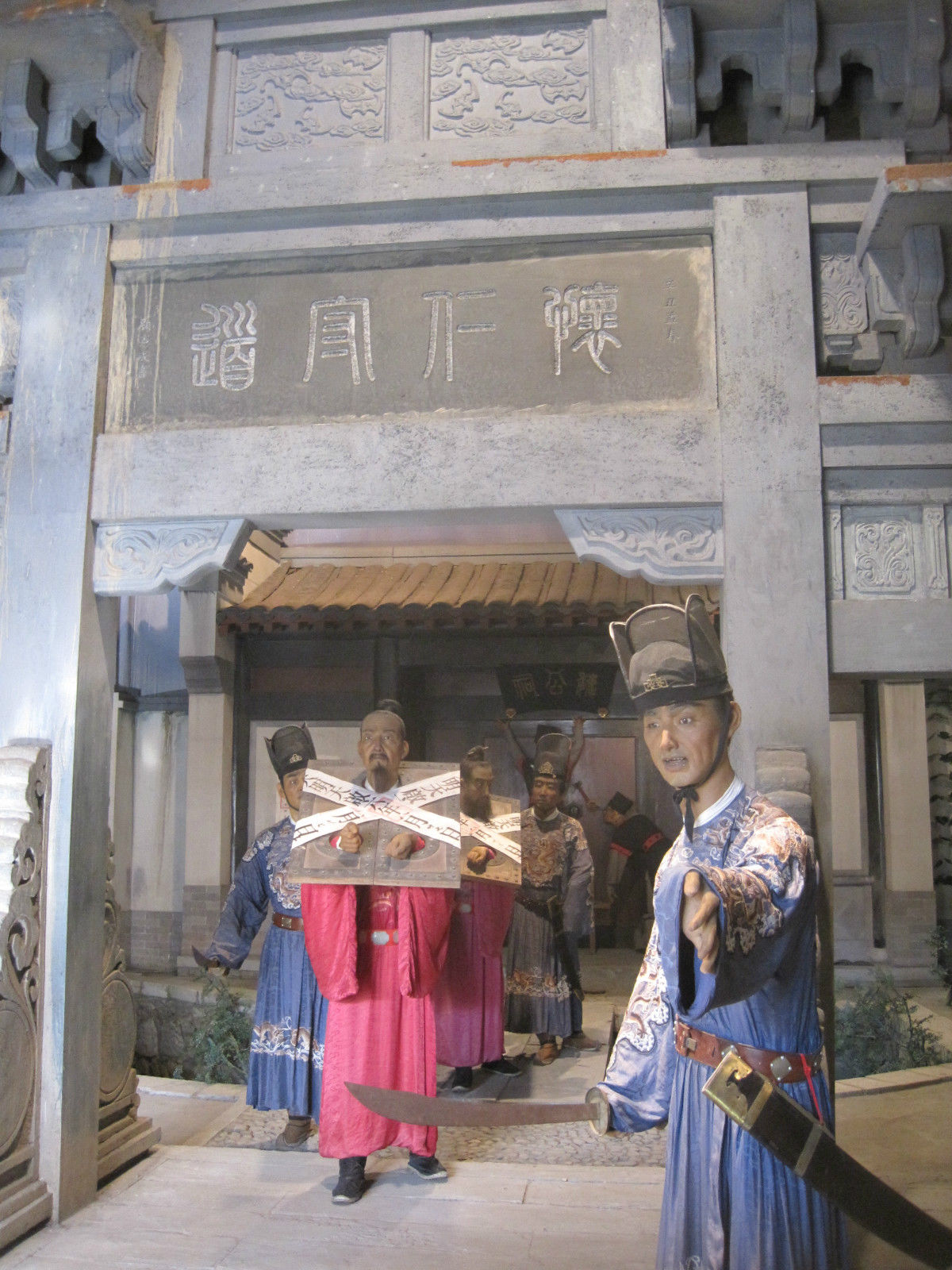  p>北京十三陵明皇蜡像宫(简称明皇宫)于1994年8月开业,是展示中国