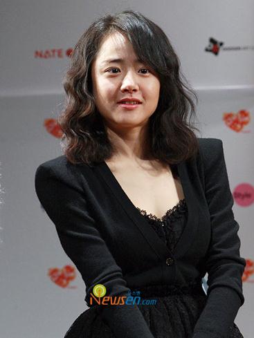  p> a target="_blank" href="/item/文瑾莹">文瑾莹 /a>,即文根英