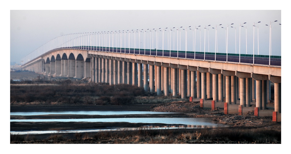  p>特大桥(grand bridge)是指多孔跨径总长大于1000m或单孔跨径大于