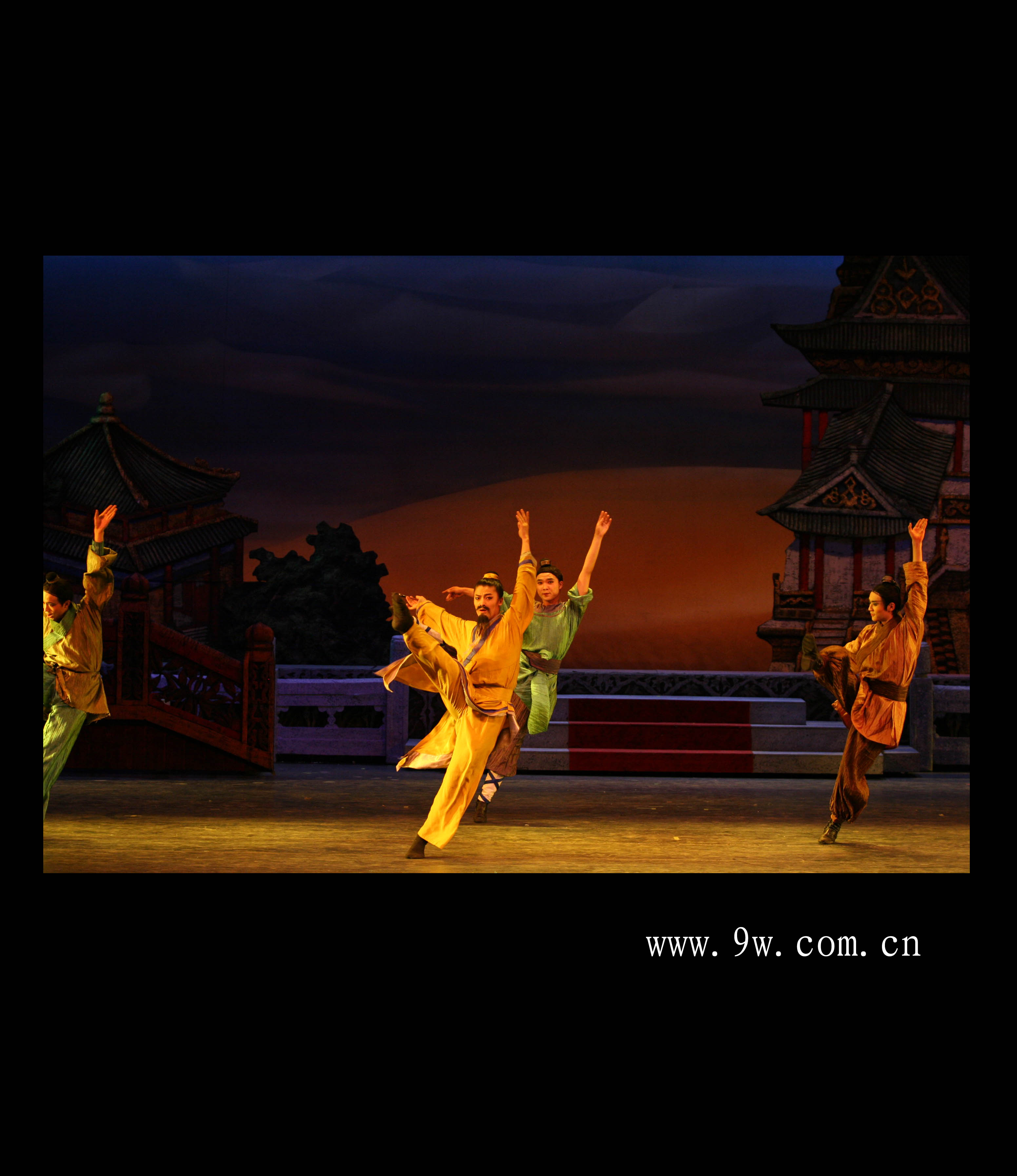  p>《丝路花雨》是中国自1979年起首演的大型民族舞剧,由《丝路花雨》