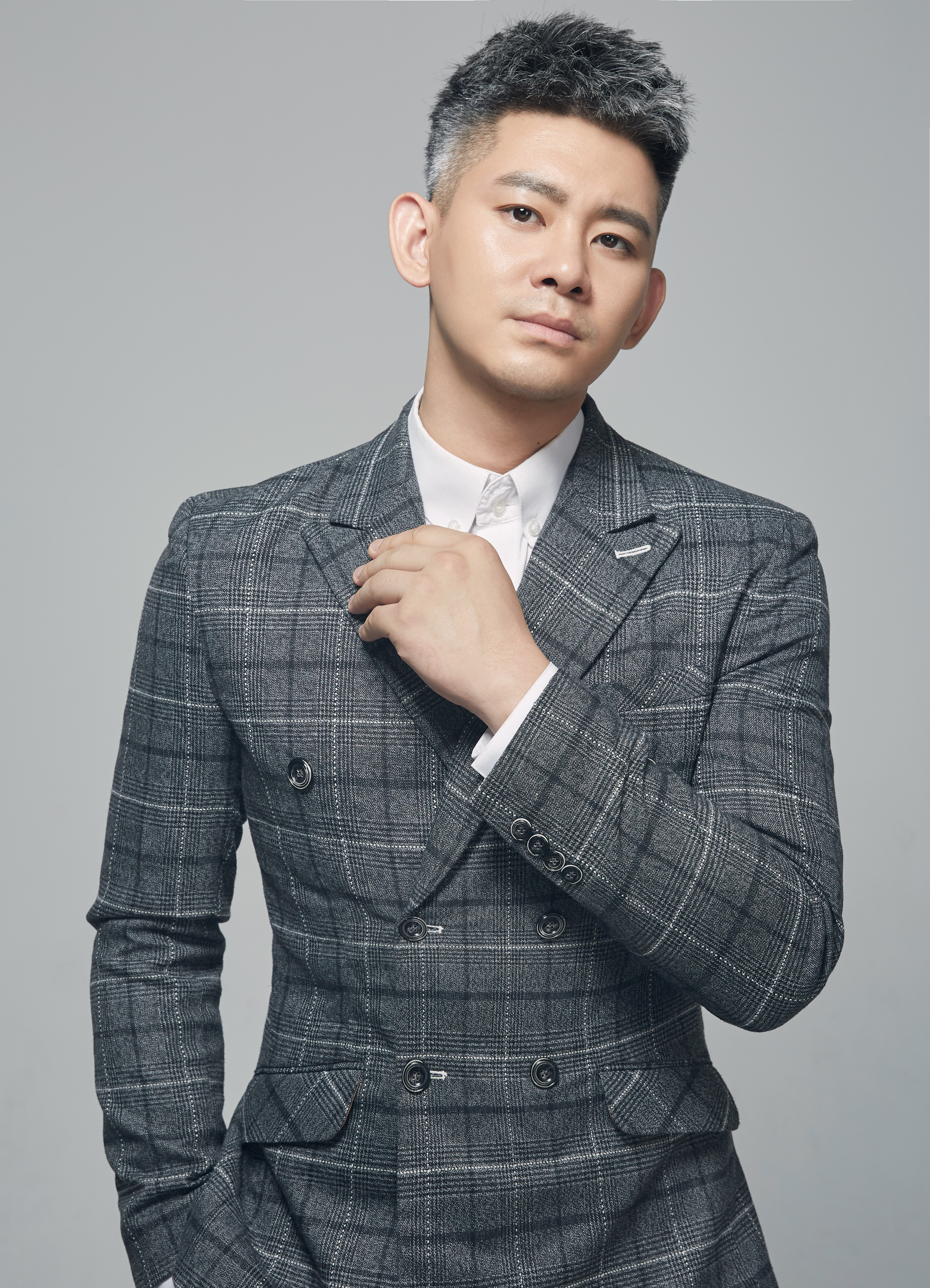  p>佟欣,国内男演员,身高183cm,体重73kg,因上过某杂志而被大家所知晓