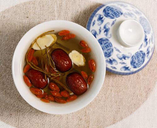  p>黄芪红枣茶顾名思义就是黄芪,红枣这两种材料制成的茶,适合女性