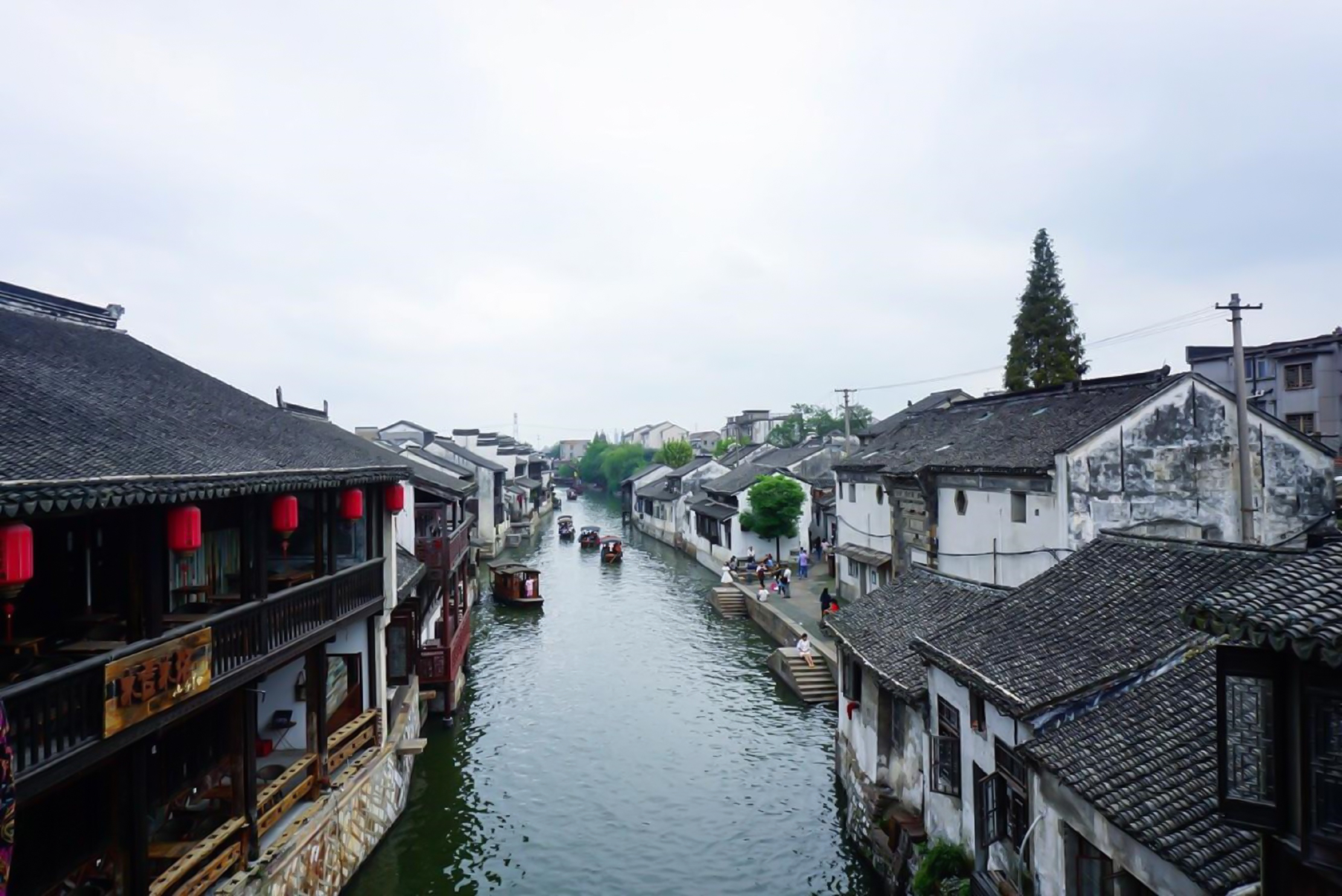  p>南浔古镇位于湖州市南浔区,地处江浙两省交界处.