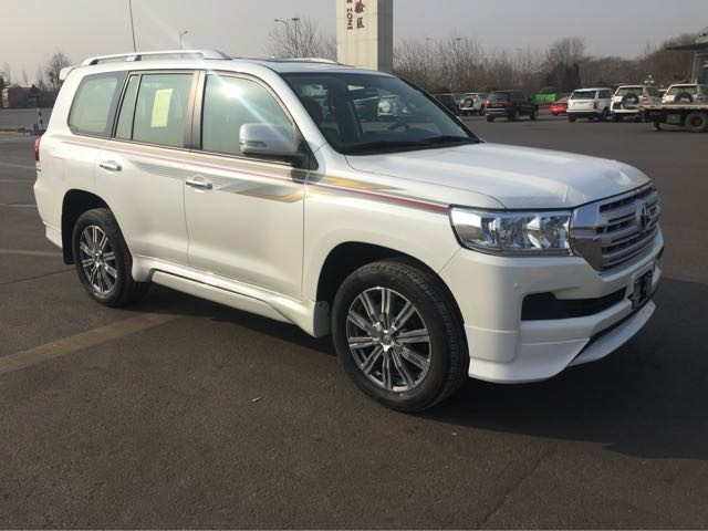  p>中东版2011款兰德酷路泽5700为丰田首次发布,配置方面相较于此前的