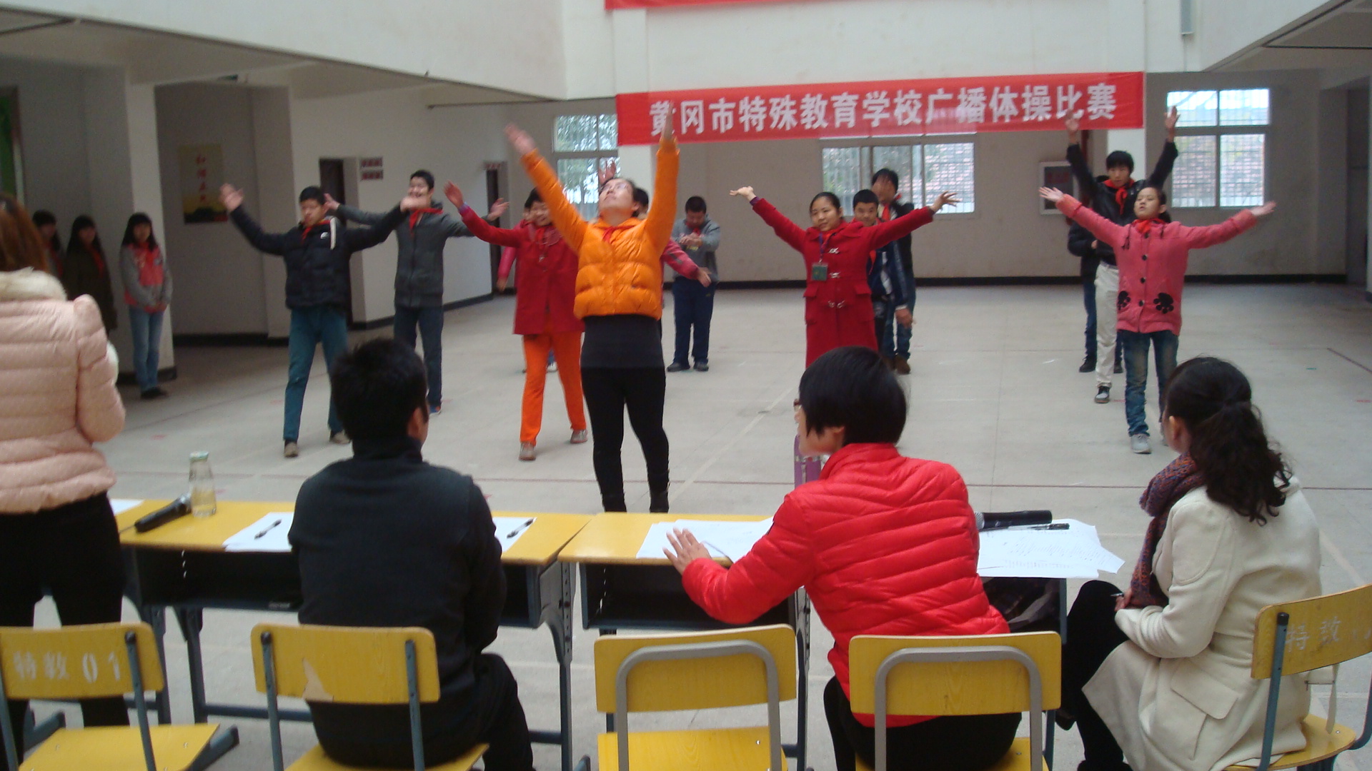 主要面向黄冈市直,团风县和黄州区招收聋哑,智障两类残疾儿童,学校是